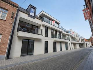 <span><span><strong>Residentie De Platse</strong> is gelegen in de dorpskern van <strong>Koekelare</strong>, een sfeervolle gemeente in de Westhoek waar het aangenaam wonen en vertoeven is. Dankzij de centrale ligging bevinden diverse voorzieningen zich op wandelafstand, waaronder de markt, bakker, slager, bloemenzaak, apotheek, (tand)arts en tal van andere handelszaken en diensten.<br />Deze uitstekende ligging vormde de inspiratie voor de realisatie van een <strong>weldoordacht nieuwbouwproject met 11 lichtrijke appartementen, 1 handelsruimte en diverse garages en staanplaatsen</strong>.<br />De architectuur van Residentie De Platse combineert eigentijdse lijnen met kleuraccenten en duurzame materialen. Het resultaat is een moderne uitstraling die harmonieus aansluit bij het bestaande straatbeeld en tegelijk garant staat voor een tijdloze architectuur.<br /><br /><strong>Gelijkvloers appartement met terras en privatieve tuin</strong><br />Het appartement dat wij u aanbieden, is gelegen op het gelijkvloers en werd <strong>volledig afgewerkt, inclusief schilderwerken</strong>. Het appartement beschikt over een aangename buitenruimte met een terras van 18,11 m² en een privatieve tuin.<br /><br /><u><strong>De indeling is als volgt:</strong></u><br />Inkomhal, afzonderlijk gastentoilet met lavabo, praktische voorraadberging/wasplaats, badkamer uitgerust met een inloopdouche en dubbel lavabomeubel, 2 slaapkamers, ruime woonkamer met zithoek en eetplaats en een open, volledig uitgeruste keuken met rechtstreekse zichten vanuit de leefruimte en keuken op de tuin en het terras.<br /><br />De <strong>grote raampartijen</strong> zorgen voor een <strong>bijzonder aangename natuurlijke lichtinval</strong> en creëren een mooie verbinding tussen de leefruimte en de privatieve buitenruimte.<br /><br /><strong>Energiezuinig en comfortabel</strong><br />Ook op technisch vlak biedt dit appartement hedendaags wooncomfort. Het is uitgerust met vloerverwarming, gevoed door een condensatieketel op aardgas, en beschikt over een ventilatiesysteem type D. Het appartement wordt voorzien van een energielabel A. Het definitieve EPB/EPC-attest voor de nieuwbouw is momenteel nog in opmaak en dient nog te worden gefinaliseerd.<br /><br /><strong>Garage en privatieve kelderberging</strong><br />Als extra mogelijkheid bieden wij eveneens een garage (G5) en privatieve berging (B5) in de kelder aan (prijs op aanvraag).<br /><br />Bent u op zoek naar een instapklaar nieuwbouwappartement met 2 slaapkamers, een ruim terras en privatieve tuin, gelegen op wandelafstand van het centrum en de dagelijkse voorzieningen?<br />Aarzel dan niet om contact met ons op te nemen voor meer informatie of een bezoek ter plaatse. Bel <strong>051 50 11 51 </strong>of mail naar diksmuide@diksimmo.be.</span></span>