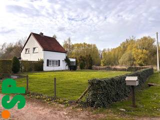 Woning (open bebouwing) gelegen in Laakdal.Op het gelijkvloers bestaat de woning uit de keuken (tegels; 15m² ) die is ingericht met dubbele spoelbak,...