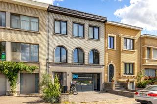 <p>Looking for a move-in ready apartment? Check. Within walking distance of parks? Check. Close to downtown yet easily accessible? Check. Discover this apartment on a one-way street between Boekberg Park and Te Boelaar Park in sought-after Deurne South.</p><p>Sports-minded? The Rivierenhof is just a few minutes' walk away. Tennis literally plays in your backyard. For daily shopping, baker, butcher, convenience stores and supermarkets are nearby. And those who love an evening out will find trendy cafes and tasteful restaurants within walking distance. Moreover, you live here ideally near Singel and Ring - easily accessible yet quiet.</p><p>Why you want to live here:<br />-    Ideal location at Boelaarpark <br />-    Total renovation in 2019 <br />-    Balcony for your daily dose of outdoor air<br />-    Techniques and insulation up to date<br />-    Possibility to buy a luxurious garage box (€ 38,000)</p><p>The state of the art renovated apartment is located on the 2nd and highest floor of a stylish building and accessible by stairs.</p><p>The entrance hall, equipped with separate toilet and laundry room, leads to the living space with open kitchen equipped with Siemens appliances and on light parquet floor. The large windows provide wonderful light. <br />At the quiet front are the 2 bedrooms that share a bathroom. The bathroom is finished with a spacious walk-in shower and sink with lighted mirror.</p><p>The roof is conformably insulated. Conforming electricity. Very low general expenses. Individual meters.<br />Possibility to purchase the luxury garage box on the ground floor at €38,000.</p><p>Curious for more? Make an appointment soon!</p>
