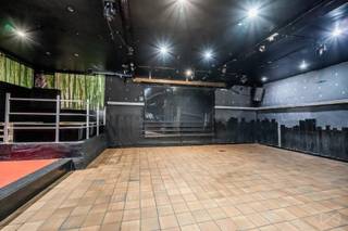 Sur un terrain de 25 ares et avec une surface totale bâtie de 710 m², cet immeuble mixte offre de multiples possibilités d'aménagements...