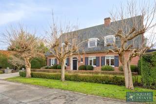 <p><span>Square Estate presenteert u deze prachtige villa, gelegen in een zeer rustige straat op het domein van Bouchout. </span></p><p><span> </span></p><p><span>Deze villa is als volgt ingedeeld: </span></p><p><span> </span></p><p><span>Op de begane grond wordt u verwelkomd door een inkomhal die leidt naar de ruime en lichte woonkamer. Vervolgens komt u in een ruime open keuken met Gaggenau-apparatuur, grenzend aan een prachtige veranda met uitzicht over de hele tuin. U vindt er ook een kantoorruimte, een gastentoilet en een vestiaire.</span></p><p><span> </span></p><p><span>Op de eerste verdieping vindt u een prachtige master suite met badkamer (bad en douche), drie andere grote slaapkamers en een tweede badkamer.</span></p><p><span> </span></p><p><span>Deze zeer goed onderhouden woning ligt op een terrein van meer dan 20 are en heeft ook een zeer grote tuin met zwembad en een ruim terras, beide op het oosten gelegen. Er is ook een grote garage en twee parkeerplaatsen buiten. De villa heeft ook een grote zolder en kelders in de kelder. </span></p><p><span> </span></p><p><span>Voor meer informatie of om een bezoek te plannen, kunt u contact met ons opnemen op 02/460.42.01 of info@square-estate.be. </span></p>