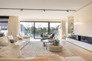 <strong>Knokke: uitzonderlijk ruim (302 m²</strong><strong>) luxeappartement te koop in residentie La Rive op een toplocatie nabij het Albertstrand en het casino.</strong><br /><br />Dit prestigieus, royaal en instapklaar nieuwbouwappartement van maar liefst 302 m², volledig ingericht met hoogwaardige materialen en voorzien van ruime zonneterrassen (73 m²), bevindt zich in het exclusieve project &amp;quot;La Rive&amp;quot;. Het appartement biedt een zijdelings uitzicht op het Zegemeer en het Casino, en bevindt zich daarbij op wandelafstand van het Albertstrand.<br /><br /><strong>Indeling:</strong><br />Inkomhal met gastentoilet en aparte toegang voor dienstverleners, een bijzonder ruime en lichtrijke leefruimte voorzien van alle comfort (gevelbreedte van 16,5m) die toegang geeft tot het zonnige terras. Daarbij is de woonkamer ook voorzien van een sfeervolle gashaard en een infraroodsauna. Verder beschikt het appartement over een open keuken, die volledig geïnstalleerd is met moderne toestellen. <br /><br />3 ruime slaapkamers (mogelijkheid tot een 4e), elk met toegang tot het terras. 2 volwaardige badkamers, dressing en praktisch berging/wasplaats.<br /><br /><strong>Troeven: </strong>
<ul><li>Hoogwaardige en hedendaagse afwerking.</li><li>Voorzien van airco, domotica en alarmsysteem.</li><li>Twee privatieve bergingen.</li><li>Gemeenschappelijke fietsenberging.</li><li>Mogelijkheid tot aankopen van een garagebox die geschikt is voor 4 wagens en voorzien is van een laadpunt. </li></ul>
Voor meer info? Contacteer <strong>Ayita</strong> 0496 13 43 12 of <strong>Stefan</strong> 0495 18 12 59.