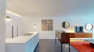 <span>Modern appartement gelegen in een rustige woonwijk, met groenvoorziening, in de buurt van winkels, scholen en openbaar vervoer. Het appartement is gelegen op wandelafstand van het centrum van Wijnegem.</span><br /><br /><span>We betreden het appartement op de eerste verdieping via de ruime inkomhal op tegels. Dit appartement telt een apart toilet met handenwasser, een ruime slaapkamer (dewelke orginieel 2 slaapkamers waren), badkamer met dubbele lavabo, inloopdouche en een ruime berging met aansluiting voor wasmachine en droogkast, een ruime leefruimte met aansluitend een open keuken voorzien van alle hedendaags comfort en uitgerust met oa. een combi oven, stoomoven, vaatwasmachine etc. Aansluitend aan de leefruimte bevindt zich een royaal terras dat uitkijkt op het groen. <br /><br /></span>Tevens is er de mogelijkheid om een extra slaapkamer te creeëren indien gewenst. Er kan een deel van de leefruimte benut worden hiervoor of de slaapkamer kan in 2 opgedeeld worden. <br /><br /><span>Autostaanplaats voor 2 wagens in cascade met nummers 31 en 46 verplicht mee te huren aan 100 EUR/ maand. </span>