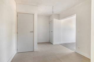 Op een uitstekende locatie te Herenthout bevindt zich deze uitzonderlijk ruime HOB op een uniek perceel van 930 m².<br /> <br />Deze energiezuinige woning met EPC label A is gelegen op een strategische locatie net buiten het centrum van Herenthout, plaatselijke kleinhandel, scholen, openbaar vervoer en oprit E313 bevinden zich vlakbij.<br /><br />Bij het binnenkomen van de woning geeft de inkomhal enerzijds toegang tot de bureauruimte met apart toilet en anderzijds tot de riante leefruimte met zithoek, eetplaats en maximale lichtinval door de vele raampartijen. De prachtige landelijke keuken is uitgerust met alle hedendaagse toestellen, kookeiland en aansluitend geriefelijke berging met voorziening wasmachine en droogkast. De vaste trap geeft biedt connectie met de 1 ste verdieping. Hier bevinden zich 2 ruime slaapkamers, volledig ingerichte badkamer en masterbedroom met ensuite dressing. Via de hall betreden we de 2 de verdieping. Deze veelzijdidge ruimte kan polyvalent gebruikt worden (nutsvoorzieningen aanwezig).<br /><br />Tot slot geniet deze riante HOB een prachtige tuin met achtertoegang en mogelijkheid tot bouwen van carport met tuinberging. Heerlijk genieten kan u op het zuid georiënteerd zonneterras.<br /><br />Troeven: 10 zonnepanelen, laadpaal voorziening, E-peil <20, verkoop onder registratie – GEEN BTW!<br /> <br />Bent u opzoek naar een ruime HOB waar u kan genieten van een optimaal leefcomfort? Dan is deze woning exact wat u zoekt!