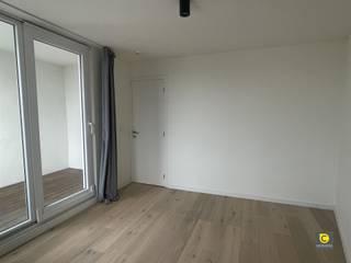 <p><span>Superbe appartement d'une chambre à Borgerhout</span></p><p><span> </span></p><p><span>Situé dans un bâtiment en briques au cœur de Borgerhout, cet appartement modernisé offre un espace de vie élégant et confortable avec tout ce dont vous avez besoin. </span></p><p><span> </span></p><p><span>L'espace de vie ouvert est doté de magnifiques planchers en bois qui s'étendent de la salle de séjour à la cuisine, créant un effet aéré et moderne. La cuisine est équipée d'un meuble de cuisine intégré en bois foncé avec des façades noires et une hotte aspirante de haute qualité. </span></p><p><span> </span></p><p><span>La chambre à coucher est bien proportionnée et donne accès à un charmant balcon d'où l'on peut admirer la vue sur Borgerhout. C'est un endroit idéal pour se détendre.</span></p><p><span> </span></p><p><span>La salle de bains est moderne et présente des finitions de haute qualité avec un élégant carrelage mural en marbre gris, une douche à l'italienne avec paroi en verre et un élégant meuble-lavabo en bois. Un radiateur sèche-serviettes ajoute un confort supplémentaire.</span></p><p><span> </span></p><p><span>L'appartement bénéficie d'une lumière naturelle abondante grâce à ses nombreuses fenêtres et à son balcon, ce qui garantit une atmosphère de quartier authentique avec le confort moderne.</span></p><p><span> </span></p><p><span>Un appartement idéal pour quelqu'un qui cherche un lieu de vie élégant et pratique dans un quartier calme.</span></p>