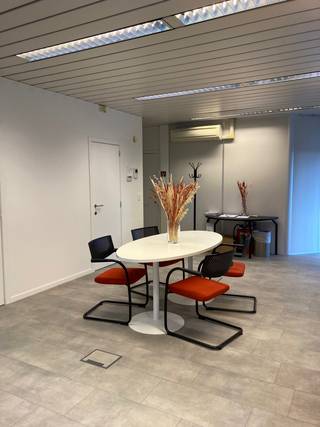 - 175m² kantoorruimte- 6 aparte bureaus met ingebouwde bureaukasten- Airco-units en zonnescreens in elke ruimte- 6 parkeerplaatsen- Verlichte...