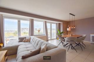 Op een toplocatie in Blankenberge, met uitzicht op de jachthaven, vinden we dit charmante en zonnige appartement op de tweede verdieping van een kleinschalige residentie zonder lift.<br /><br />Bij het binnenkomen word je meteen verwelkomd door een warme, open leefruimte met grote raampartijen die zorgen voor een overvloed aan natuurlijk licht en een prachtig zicht op de jachthaven. Aansluitend bevindt zich de volledig ingerichte keuken. Naast de keuken is er een handige berging voorzien met aansluiting voor wasmachine.<br />Het appartement beschikt over twee ruime en lichtrijke slaapkamers, waarvan één toegang biedt tot een rustig gelegen terras aan de achterzijde een fijne plek om in alle privacy van de buitenlucht te genieten.<br />De moderne badkamer is uitgerust met een inloopdouche, lavabomeubel en praktische opbergkast.<br /><br /><strong>Extra troeven</strong>
<ul>
<li><span>Veel natuurlijk licht en mooi zicht op de jachthaven</span></li>
<li><span>Twee ruime, volwaardige slaapkamers</span></li>
<li><span>Rustig terras aan de achterzijde</span></li>
<li><span>Praktische aparte berging</span></li>
<li><span>Badkamer met inloopdouche</span></li>
<li><span>Instapklaar en goed onderhouden</span></li>
</ul>
<strong>Mogelijkheid tot aankoop van een staanplaats</strong><br /><br />In de residentie is er mogelijkheid tot aankoop van een garage een waardevolle extra aan de kust, ideaal voor wie vlot en veilig wil parkeren of bijkomende bergruimte zoekt.<br />