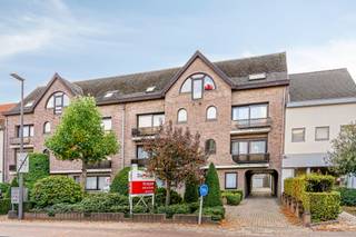 Goedgelegen dakappartement ca 158m² met 2 slaapkamers, zeer groot terras, zolder en twee garages.<br />In een appartementsgebouw, gelegen aan de Steenweg op Mol nr 6, op wandelafstand van de Grote Markt van Turnhout, betreden we via de glazen voordeur, de gang en nemen we de lift naar de bovenste verdieping. De entree van het appartement heeft een gastentoilet en vestiairehoek, met daarnaast een kleine technische berging. We lopen meteen door naar de ruime woonkamer op parket. Goede lichtinval is verzekerd door een raam voorin, en de grote schuifraam achteraan die uitgeeft het zeer ruime terras wat zicht biedt op een groot deel van de stad. Bij het terras hoort een gesloten berging waarin een infrarood saunacabine staat. <br />De leefruimte is verbonden met een ruime open keuken voorzien van koelkast, kookfornuis met dampkap, vaatwasser en een oven. Je geniet tijdens je ontbijt aan de grote boograam van de passage aan de straatkant. De keuken is voorzien van een geriefelijke voorraadberging. Vervolgens treffen we twee ruime slaapkamers aan waarvan de master uitgeeft op het terras. De badkamer is uitgerust met een ligbad en glazen douchescherm, de wastafel en het toilet en ruimte voor wasmachine en droger.<br />In het sas naar de kamers is er ook nog de ruime bergzolder, bereikbaar met een uitschuifbare houten trap.<br />Meer dan nuttig zijn de twee garages met metalen kantelpoort achter het hoofdgebouw, dewelke extra aan te kopen zijn à € 40.000.