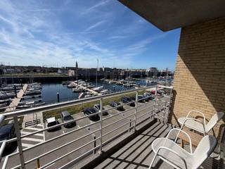 Subliem gemeubeld tweeslaapkamerappartement te huur aan de jachthaven van Zeebrugge

Geniet van comfortabel wonen op een toplocatie met prachtig uitzicht op de jachthaven van Zeebrugge. Dit smaakvol en modern gerenoveerde appartement is volledig bemeubeld en instapklaar.

Indeling:

Inkomhal
Lichtrijke leefruimte met open, volledig uitgeruste keuken
Zuidgericht terras met een schitterend uitzicht op de jachthaven
Moderne badkamer met inloopdouche en toilet
Twee volwaardige slaapkamers

Maandelijks kosten 75 euro. 

Dit stijlvolle appartement combineert een uitstekende ligging met hedendaags wooncomfort en is de ideale keuze voor wie op zoek is naar een kwalitatieve huurwoning aan de kust.
Ben jij op zoek naar een bemeubeld appartement om te huren? 
Contacteer makelaar Stéphanie 0472 77 86 60 of stephanie@keyimmo.be