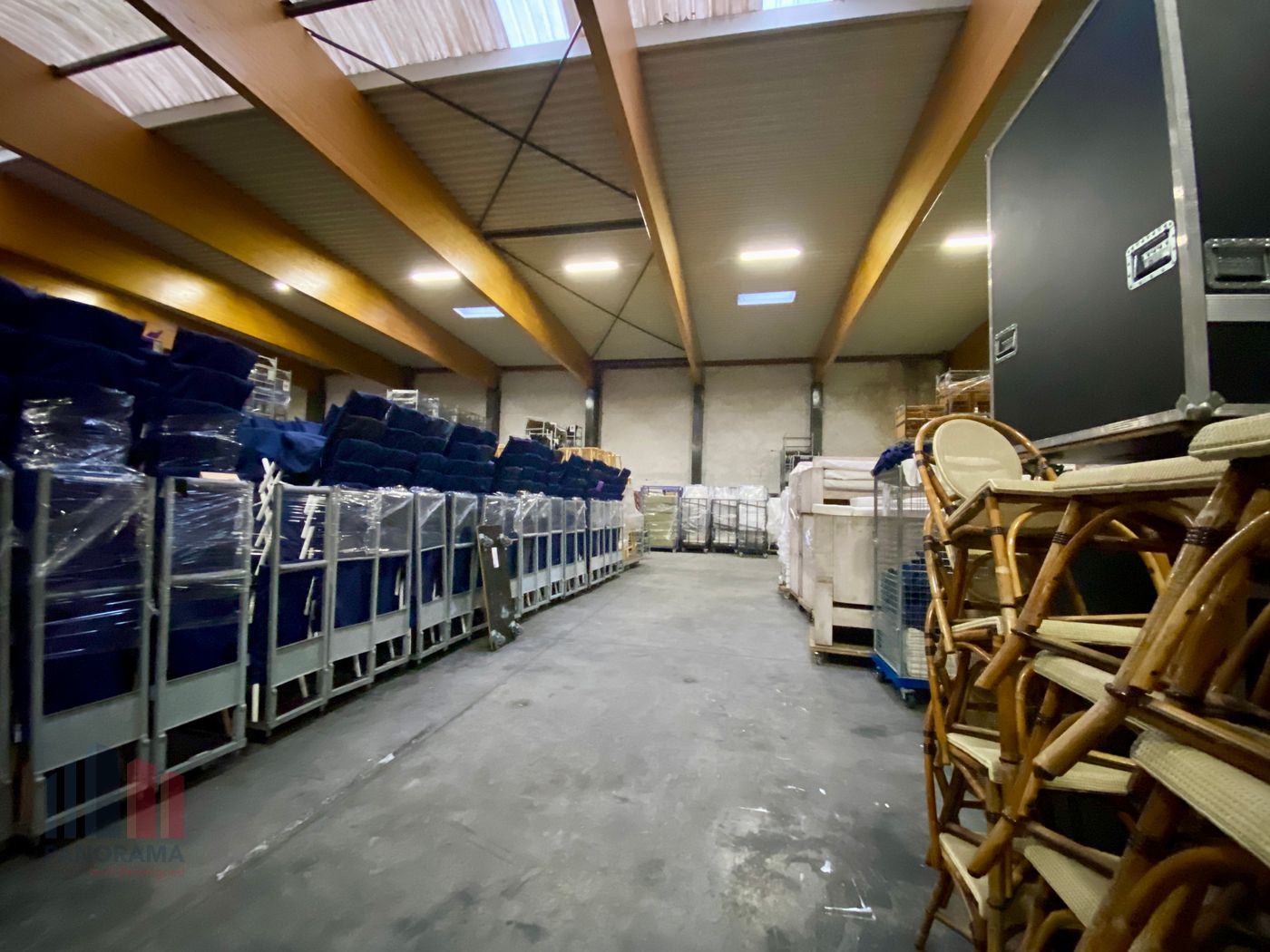 1.961 m² magazijnruimte met 2 sectionale poorten - foto 2