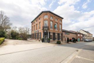 <p><strong>Te koop: uniek eigendom aan het water – Vaartdijk 14, Viersel</strong></p>
<p>Op een toplocatie langs het Albertkanaal in Viersel vindt u restaurant Het Renteniershuis.</p>
<p>Dit stijlvolle horecapand ademt charme en authenticiteit en is volledig instapklaar. Het gebouw omvat een sfeervol restaurant met bar en een professioneel uitgeruste industriële keuken.</p>
<p>Op het ruime perceel van bijna 3.000 m² bevinden zich bovendien een overdekte winterbar en een authentieke jagershut. De locatie biedt een directe verbinding met de populaire beachbar aan het water (in pacht).</p>
<p>Daarnaast beschikt het pand over een prachtig penthouse appartement met authentieke elementen, dat instapklaar en momenteel verhuurd is. <br /><br />Opsplitsing in woonentiteiten perfect mogelijk en optie om naastliggende eigendom bij aan te kopen.</p>
<p><strong><u>Troeven van dit pand:</u></strong></p>
<p>- Uitstekende zichtbaarheid en bereikbaarheid aan het Albertkanaal</p>
<p>- Uitgebreide faciliteiten, perfect voor horeca-ondernemers</p>
<p>- Ruime parkeergelegenheid voor gasten</p>
<p>- Overname van het handelsfonds mogelijk, ideaal voor een snelle opstart</p>
<p>- Duurzame technieken, waaronder zonnepanelen</p>
<p>- Inclusief instapklaar penthouse appartement</p>
<p>Dit is een unieke kans om te wonen en werken op een toplocatie. <br /><br />Interesse? Neem contact op met FLOR Vastgoed voor meer informatie of een bezichtiging.</p>