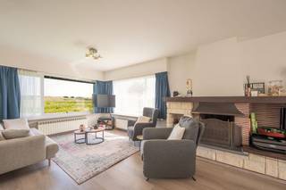 Op een toplocatie in Wenduine, in een rustige doodlopende straat en op slechts enkele minuten wandelen van zee, strand en duinen, bevindt zich deze perfect onderhouden en instapklare woning met 3 volwaardige slaapkamers. Vanuit de woning geniet u van een prachtig open zicht op het aangrenzende natuurgebied en de duinen. Openbaar vervoer, winkels, horeca en sportfaciliteiten bevinden zich in de nabije omgeving.<br />De woning is ingedeeld als volgt: inkomhal met gastentoilet, een lichtrijke en gezellige leefruimte met eetplaats, een afzonderlijke keuken en een inpandige garage. Op de eerste verdieping bevinden zich de nachthal, een badkamer uitgerust met ligbad, wastafel en toilet, en drie ruime slaapkamers.<br /><br />Rondom de woning ligt een zonnige, zuidgerichte tuin met terras en zonneluifel, waar u de hele dag door in alle privacy kunt genieten van de zon.<br /><br />Als extra troeven beschikt deze woning over een gunstig EPC-label B, centrale verwarming op aardgas, elektrische rolluiken, een praktische zolderruimte... <br /><br />De ideale gezinswoning of tweede verblijf voor wie op zoek is naar rust, ruimte en een uitstekende ligging.<br /><br />Voor meer informatie of een bezoek ter plaatse, aarzel niet en bel Gaëlle op het nummer 0479 17 17 17.