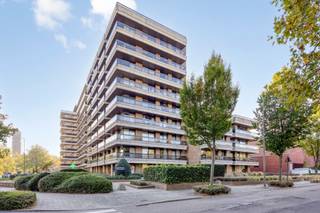 Tussen de grote en kleine ring van Hasselt, aan de Casterstraat, vindt u deze gezellige studio op de eerste verdieping! Een knus en lichtrijke studio met een knap uitzicht op de omgeving. <br /><br />Met een bewoonbare oppervlakte van ca. 40 m² is deze studio uitermate geschikt als investering of als eerste woonst. <br /><br />Door haar centrale ligging zijn alle voorzieningen zoals openbaar vervoer, winkels en scholen in de nabije omgeving gelegen. Een centrale maar toch rustige en gezellige ligging typeren deze buurt.<br /><br />De studio beschikt over een inkomhal met aparte toilet, voorzien van een handwasbakje en een badkamer met bad en wastafel. Verder vervolledigt de open leefruimte met keuken de studio. De keukenhoek is voorzien van wandtegels, elektrische kookplaat, dampkap, kastruimte en wastafel. Het terras is bereikbaar via de leefruimte en zorgt voor de nodige lichtinval en buitenruimte. De grote raampartijen in de leefruimte zorgen voor extra veel licht en zorgen voor een gezellig en ruim uitzicht.<br /><br />Een kelderberging is inbegrepen in de verkoopprijs en deze zorgt voor extra stockrageruimte in de kelderverdieping. <br /><br />Enkele pluspunten op een rijtje:<br />+ Zeer gunstig epc van 135 kWh/m² jaar!<br />+ Centraal gelegen <br />+ Rustige ligging omgeven door groen<br />+ Kelderberging mee inbegrepen <br />+ Ideale investering<br /><br />Heeft u interesse in deze studio of wenst u een bezoek ter plaatse? Neem contact op met Stephanie Odeurs op het nummer 0474-73 64 84 of via mail stephanie@vestio.com.