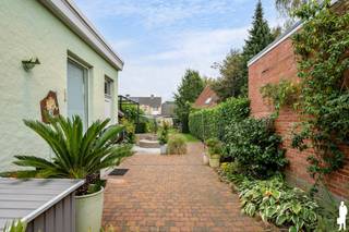 <p><strong>Ruime gezinswoning met 3 slaapkamers, bureau, diepe tuin in het centrum van Heide</strong></p>
<p>Deze verrassend ruime woning biedt heel wat leefruimte verdeeld over meerdere verdiepingen. Met <strong>3 slaapkamers, een bijkomende bureau-/slaapkamer</strong>, een praktische wasplaats en een diepe, groene tuin is er ruimte voor verschillende woonbehoeften. De gezellige leefruimte met pelletkachel, glazen binnendeuren en de aangename verbinding met de tuin zorgen voor een huiselijke sfeer. <strong>De woning biedt mogelijkheden </strong>om na enkele opfrissings- en vernieuwingswerken verder naar eigen smaak te worden ingericht.</p>
<p><strong>Gelijkvloerse verdieping</strong></p>
<ul>
<li>Inkomhal met <strong>ingemaakte kast</strong></li>
<li>Ruime <strong>woonkamer</strong> met veel plaats voor een aparte zit- en eethoek</li>
<li>Gezellige <strong>pelletkachel</strong> als centraal element in de leefruimte</li>
<li><strong>Glazen binnendeuren</strong> zorgen voor een mooie verbinding tussen de verschillende ruimtes</li>
<li>Aparte keuken/eetruimte met <strong>inductiekookplaat, oven en vaatwasser</strong></li>
<li>Grote en praktische <strong>berging/wasplaats</strong> met aansluiting voor wasmachine en droogkast en voorzien van een <strong>zijdeur naar buiten</strong> alsook een apart <strong>toilet met handenwasser</strong></li>
</ul>
<p><strong>Eerste verdieping</strong></p>
<ul>
<li>Nachthal</li>
<li><strong>2 slaapkamers</strong>, waaronder een ruime hoofdslaapkamer met dressing</li>
<li>Badkamer uitgerust met <strong>ligbad, afzonderlijke douche, lavabo en toilet</strong></li>
<li>Rolluiken op de eerste verdieping</li>
</ul>
<p><strong>Zolderverdieping</strong></p>
<ul>
<li><strong>Volledig ingerichte zolderverdieping</strong></li>
<li>1 slaapkamer momenteel ingericht als zitruimte</li>
<li>Extra ruimte die kan dienen als <strong>bureau-/slaapkamer</strong></li>
<li>Dakramen zorgen voor natuurlijke lichtinval</li>
</ul>
<p><strong>Tuin en buitenruimte</strong></p>
<ul>
<li><strong>Diepe en groene achtertuin</strong> met veel beplanting en hagen</li>
<li><strong>Volledig omheind</strong></li>
<li>Aangenaam <strong>overdekt terras</strong> aansluitend aan de woning</li>
<li>Combinatie van terras in <strong>betonklinkers en Bankirai</strong></li>
<li>Rechtstreekse toegang tot de tuin via de zijkant van de woning</li>
<li>Via een <strong>zijpoortje naast de woning</strong> is de tuin rechtstreeks bereikbaar</li>
</ul>
<p><strong>Bijzonderheden</strong></p>
<ul>
<li><strong>3 slaapkamers + bureau-/slaapkamer</strong></li>
<li>Ruime leefruimtes</li>
<li>Praktische <strong>wasplaats/berging</strong></li>
<li>Verwarming op gas en <strong>pelletkachel</strong></li>
<li><strong>Aluminium ramen</strong> met draai-kiepsysteem</li>
<li><strong>Vliegenramen</strong></li>
<li>Dak en voor- en achtergevel voorzien van isolatie</li>
<li>Kelder aanwezig</li>
<li>Mooie, diepe tuin met overdekt terras</li>
</ul>
<p><strong>Ligging</strong></p>
<p>De woning is gelegen aan de <strong>Withoeflei in het centrum van Heide</strong>, op korte afstand van <strong>winkels, scholen en dagelijkse voorzieningen</strong>. Ondanks de centrale ligging geniet de woning van een <strong>rustige woonomgeving</strong>. De combinatie van de ruime woning, de verschillende kamers en de diepe tuin maakt dit een interessante gezinswoning met heel wat gebruiksmogelijkheden.</p>
<p><strong>Een ruime woning met een praktische indeling, volwaardige zolderverdieping en aangename tuin, klaar voor een volgende bewoner om er een eigen thuis van te maken.<br /></strong></p>
<p>Bewoonbare opp. 208 m² ref.: bruto vloeropp. EPC-certificaat.</p>
<p><strong> </strong></p>
<p></p>