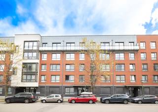 <p><b>SCHAERBEEK</b>, wijk Gaucheret, vlak bij het kanaal, prachtig ONBEMEUBELD appartement met een bewoonbare oppervlakte van ± 84 m² in een recent gebouw (2010).</p>
<p><b><u>Op de 3e verdieping</u>:</b></p>
<ul>
<li>Entree</li>
<li>Lichte woonkamer van ± 30 m² met toegang tot het terras van ± 10 m²</li>
<li>Volledig uitgeruste keuken</li>
<li>Slaapkamer 1 van ± 14 m²</li>
<li>Slaapkamer 2 van ± 12 m²</li>
<li>Badkamer (douche, bad, dubbele wastafel)</li>
<li>Aparte wc</li>
<li>Wasruimte met aansluitingen voor wasmachine en droger</li>
</ul>
<p>Kelder nr. 30<br />Overdekte parkeerplaats nr. 40</p>
<p><u>Vaste kosten</u>: 85 €/maand (gemeenschappelijke kosten)</p>
<p>EPB: C+</p>
<p>Beschikbaar vanaf 01/09/2026</p>