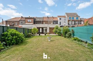 Deze op te frissen woning bevindt zich op wandelafstand van het centrum van Kortrijk. Het pand beschikt bovendien over een...