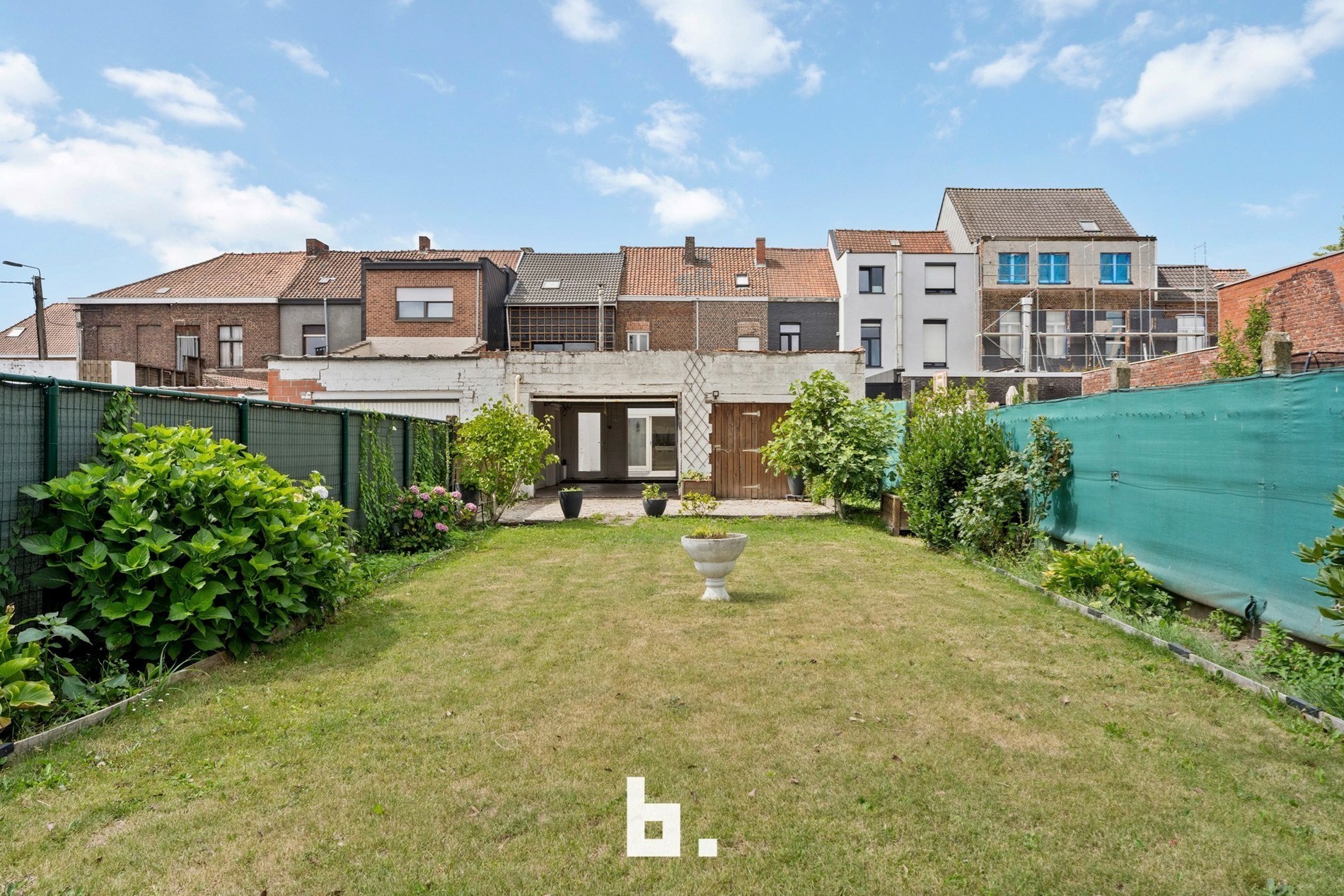 Op te frissen gezinswoning met zonovergoten tuin, garage en oprit/uitweg! - foto 1