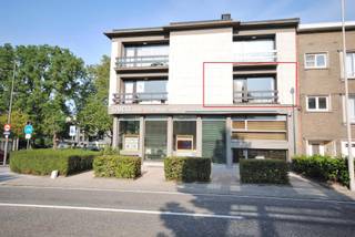 In 2016 volledig gerenoveerd 1-slk appartement. Inkomhal met vestiairekast en gastentoilet, woonkamer (35 m²) met aansluitend ZW-terras (ca 6m²), toegang naar hoofdslaapkamer (ca 14m²) via schuifdeur en doorgang tot badkamer met ligbad en douchescherm. Volledig geïnstalleerde keuken en aansluiting voor wasmachine. Berg- en fietsenkelder. Verwarming en elektriciteit privatief. Bijdrage in de kosten €75/maand (incl water en onderhoud gemene delen). Ideaal eerste bewoning of investering.