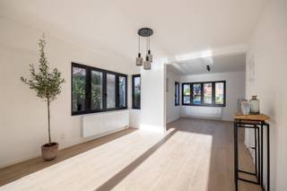 <p><span>Charmante Halfopen Woning met dubbele garage + oprit op Toplocatie te Brasschaat</span><span>Op zoek naar een karaktervolle thuis in het hartje van Brasschaat? Ontdek deze prachtig gerenoveerde halfopen woning in één van de meest geliefde straten van het centrum. Perfect gepositioneerd op wandelafstand van al je dagelijkse winkels, combineert deze woning comfort met gemak.Bij binnenkomst word je verwelkomd door een sfeervolle inkomhal met een gastentoilet en handige berging. De hal leidt je naar een ruime en lichte woonkamer die naadloos overgaat in een stijlvolle, volledig ingerichte open keuken – een ware droom voor elke hobbykok. Naast de keuken vind je een veelzijdige kamer die perfect dient als bureau, extra slaapkamer of speelruimte voor de kinderen, compleet met een moderne douchekamer en directe toegang tot de tuin.De eerste verdieping telt drie volwaardige slaapkamers en een badkamer met een douche, lavabo en toilet, allen badend in natuurlijk licht en comfort.De tuin is een ware oase: mooi aangelegd, ideaal voor zowel ontspanning als ontmoetingen met vrienden of familie én veel privacy! De grote dubbele garage achteraan met oprit voor 2 wagens, met toegang via een achterliggende straat, biedt niet alleen ruime parkeergelegenheid, maar ook een fantastische toevoeging aan deze woning.</span></p><p><span>Ben je klaar om je nieuwe thuis in Brasschaat te ontdekken? Neem contact op voor een bezichtiging en laat je charmeren door deze unieke woning!</span></p><p><span> </span></p><p><span>Extra plus:</span></p><p><span>- Isolatie aan (meer dan) huidige norm = energiezuinig!</span></p><p><span>- Elektriciteit conform</span></p><p><span>- droge kelder</span></p><p><span>-Centrale ligging</span></p><p><span>- Instapklaar!</span></p><p><span> </span></p>