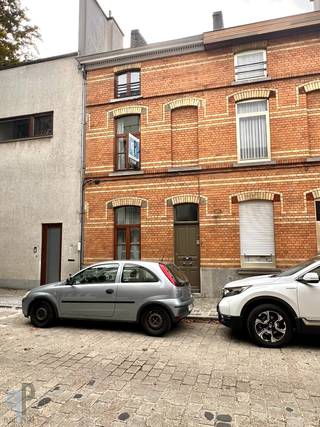 Op deze bijzonder goede ligging vinden we deze op te frissen opbrengsteigendom, voorzien van 5 studentenkamers, met een maandelijkse huuropbrengst van 2500 euro (deze baseren we op een volledig vorig academiejaar, momenteel niet verhuurd wegens verkoop). Hier beschikken we over een gunstig EPC-label en een volledig dossier met uit te voeren werken voor conformiteit. Dit schept een duidelijk beeld en is bij ons te verkrijgen. Met minimale kost krijgt u hier maximaal rendement. Absolute topper ! Voor meer inlichtingen of een bezoek, contacteer Veronique 0483/676579