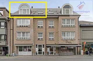 Dit instapklaar duplex-appartement is gelegen in het gezellige centrum van Aalst, in de onmiddellijke nabijheid van winkels (Carrefour rechtover het appartement), restaurants, scholen, openbaar vervoer, groene zone (Klein Parksken) en met een vlotte verbinding naar de autosnelweg. Het is gelegen op de derde verdieping van een uiterst verzorgd recent gebouw met lift.<br /><br />Op de derde verdieping geeft de inkomhal toegang tot enerzijds de volledig uitgeruste keuken en anderzijds tot de ruime woonkamer. Een afzonderlijk toilet, badkamer met douche en dubbele wastafel zijn achteraan het appartement te vinden, net als twee comfortabele slaapkamers. Op de vierde verdieping is een extra ruimte van 30m² die dienst kan doen als wasruimte, bureau- of hobbyruimte,... <br /><br />In het gebouw is ook een privatieve kelderberging waar oa wasmachine kan geplaatst worden.<br /><br /><strong>- Energiescore 155 ! Héél energiezuinig dus. <br />- Elektriciteit conform<br />- Asbestveilig</strong><br /><br />De mogelijkheid bestaat tevens om een garagebox bij te huren in het achtergelegen garagecomplex (75 euro).<br /><br />Gemeenschappelijke kosten forfaitair 60 euro/maand.<br /><br />Op zoek naar een instapklaar appartement op een topligging mét mogelijkheid tot garagebox? Contacteer ons dan op nr 0490/41.41.90 of via info@vastgoedverbruggen.be