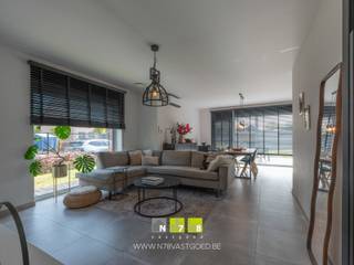 <strong>HALFVRIJSTAANDE WONING MET 3 SLAAPKAMERS OP EEN HOEKPERCEEL VAN 4A64CA TE NEEROETEREN.</strong><br /><br /><strong>TROEVEN</strong><br />• Recent gebouwd in 2020.<br />• Zeer rustige en kindvriendelijke woonwijk.<br />• Doodlopende straat.<br />• Energiezuinig met een EPC A-label.<br />• Zonnepanelen.<br />• Ligging nabij centrum Neeroeteren.<br />• School kortbij.<br />• Zuidwestgerichte achtertuin.<br /><br /><strong>GELIJKVLOERS</strong><br />• Inkomhal (2,18m x 1,94m = 4,23m²): tegelvloer.<br />• Leefruimte met keuken (38,09m²): Keukeneiland met 2 zitplaatsen, kolomkasten, combi-oven, vaatwasser, elektrische kookplaat, dampkap en inbouwfrigo, tegelvloer.<br />• Apart toilet (1,70m x 0,90m = 1,53m²): tegelvloer.<br />• Berging (3,00m x 1,80m = 5,40m²): aansluiting wasmachine en droogkast, uitgietbak, bereikbaar vanaf de keuken en vanaf de garage, tegelvloer.<br />• Inpandige garage (5,60m x 3,00m = 16,80m²): automatische sectionale poort, aansluitingen van nutsvoorzieningen, betonvloer.<br /><br /><strong>VERDIEPING +01</strong><br />• Overloop ( 2,91m x 2,24m = 4,42m²).<br />• Slaapkamer 1 (4,01m x 4,10m = 16,44m²).<br />• Slaapkamer 2 (3,10m x 3,00m = 9,30m²).<br />• Slaapkamer 3 (3,10m x 3,00m = 9,30m²).<br />• Badkamer (2,45m x 2,98m = 7,30m²): badkamermeubel (dubbele lavabo, onderkast, kolomkast), ligbad, aparte douche, toilet.<br />• Berging (1,81m x 1,16m = 2,1m²).<br />• Apart toilet (1,35m x 0,9m = 1,22m²).<br /><br /><strong>EXTERIEUR</strong><br />• Voortuin.<br />• Oprit voor inpandige garage.<br />• Parkeerplaats.<br />• Achterliggende westgerichte tuin (220m²).<br />• Terras (9,00m x 5,00m = 45,00m²): terrastegels.<br />• Tuinhuis (8,00m x 3,00m = 24,00m²): stroomvoorziening.<br /><br />Bekijkt u deze advertentie via een aanverwante vastgoedsite, surf dan zeker naar onze website www.N78vastgoed.be voor een uitgebreide beschrijving en foto's. Meer info: +32 (0)89 86 18 88 of info@N78vastgoed.be.