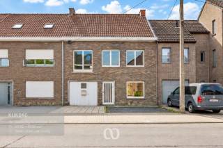 SCHRIJF JE IN VOOR HET EERSTE BEZOEKMOMENT VAN MAANDAG 28 SEPTEMBER VIA ONZE WEBSITE!<br /><br />Ben jij op zoek naar een ruime, te renoveren gezinswoning in Oudenaarde met vier slaapkamers en een mooie tuin? Gevonden!<br /><br />De uitstekende ligging op een boogscheut van het centrum van Oudenaarde en de belangrijke invalswegen zoals de N60, de ruime slaapkamers, de garage en de gezellige tuin zijn maar enkele van de vele troeven die we hier terugvinden.<br /><br />INDELING:<br /><br />GLV: Je komt de woning binnen via de inkomhal. Van hieruit heb je toegang tot de living met zicht op de tuin. De living loopt verder door naar de keuken. Verder beschikt het gelijkvloers over een praktische garage, een wasplaats, een apart toilet en een handige aanbouw die extra bergruimte biedt.<br /><br />1eV: Op het eerste verdiep kom je boven in de nachthal. Van hieruit heb je toegang tot de badkamer en vier slaapkamers. Twee slaapkamers zijn volledig apart en daarnaast zijn er nog twee slaapkamers die met elkaar verbonden zijn.<br /><br />ZOLDER + KELDER: De woning beschikt bovendien over zowel een handige zolder als een kelder, ideaal voor extra bergruimte.<br /><br />TUIN: Achter de woning bevindt zich een gezellige tuin die heel wat mogelijkheden biedt om in alle rust van de buitenruimte te genieten.<br /><br />Lijkt deze woning wel iets voor jou? Aarzel dan zeker niet en contacteer ons vandaag nog om een bezoek in te plannen!