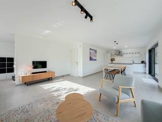 <span><span><strong>Eerste bezoekdag is volzet!</strong></span></span><br /><br />UITERST ENERGIEZUINIGE (E24), VRIJSTAANDE gezinswoning op 816m² in het landelijke OUWEGEM (Kruisem). Deze TRENDY open bebouwing van 2020 combineert RUSTIG EN COMFORTABEL wonen met een strategische ligging op slechts 20 minuten van Gent. Met mooie, lichtrijke woonvolumes en een BIJGEBOUW van 40m² biedt dit pand tal van mogelijkheden voor gezinnen, zelfstandigen of levensgenieters.<br />Ruimte voor het hele gezin: De woning beschikt over maar liefst 4 volwaardige slaapkamers (waarvan 1 nog moet ingericht worden , voorheen bedoeld als 2de badkamer) op de verdieping en een aparte, open bureauruimte, die ook perfect kan dienen als 5de slaapkamer!<br />Troeven buitenshuis: het BIJGEBOUW ( Ideaal als werkplaats, hobbyruimte, creative studio of zelfs voor een zelfstandige activiteit) , een zonnige TUIN rondom de woning en brede OPRIT MET HEKKEN<br />Voorzien van vloerverwarming, zonnepanelen en grote raampartijen die zorgen voor een maximum aan lichtinval! <br /><br />Kortom, een unieke kans op de vastgoedmarkt voor wie op zoek is naar ruimte, een vlot bereikbare locatie en een minimale ecologische voetafdruk.<br /><br />Adres: Landegemstraat 41 Kruisem<br /><br />EPC van 24 kWh/m²