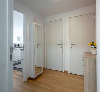 <p>Vous recherchez un investissement intéressant ou un appartement confortable dans un emplacement central à Molenbeek ? Ce bien situé dans un immeuble récent de 2014 offre un cadre de vie moderne et une excellente accessibilité.</p><p>L’appartement se compose d’un hall d’entrée avec vestiaire et WC séparé, d’un séjour lumineux avec cuisine ouverte entièrement équipée donnant accès à une terrasse, d’une chambre spacieuse et d’une salle de douche.</p><p>Une cave privative est également incluse. L’immeuble dispose d’un local poubelles avec système de badge ainsi que d’un local vélos commun.</p><p>Actuellement loué, cet appartement constitue une belle opportunité d’investissement avec rendement immédiat. Il bénéficie d’un PEB B et d’une installation électrique conforme.</p><p>Une place de parking peut être achetée en option au prix de 21 000 €.</p><p></p>