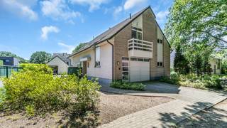 Welkom op de Schaapsdries 34 in Genk.<br /><br />Bent u op zoek naar een open bebouwing op een gunstige en gegeerde locatie in Genk (Bret)?<br />Bent u op zoek naar een woning dewelke u als kangeroewoning kan gebruiken?<br />Dan is deze bijzondere houtskelet woning precies wat u zoekt!<br /><br />Dankzij de doordachte indeling biedt deze woning de mogelijkheid om volledig gelijkvloers te wonen, ideaal voor wie toekomstgericht wil genieten van optimaal wooncomfort.<br /><br />Daarnaast leent de woning zich uitstekend tot het creëren van een kangoeroewoning of zorgwoning, waardoor één of twee gezinnen onder één dak kunnen wonen met behoud van hun privacy.<br /><br />Deze ruime en instapklare woning werd gebouwd in 2002.<br />De bewoonbare oppervlakte bedraagt maar liefst 268 m².<br />Het perceel van deze open bebouwing is 9a 57ca groot.<br /><br />Ontdek de mogelijkheden van deze unieke woning alvast via de AI videoreportage:<br />👉 https://player.vimeo.com/video/1199736183<br /><br />Troeven van de woning:<br />✔ Populaire en residentiële ligging (Bret)<br />✔ Mogelijkheid tot volledig gelijkvloers wonen<br />✔ Potentieel voor een zorgwoning/kangeroewoning<br />✔ Goed geïsoleerd: B-label - 161 kWh/(m² jaar)<br />✔ Woonoppervlakte: 268 m²<br />✔ Een volledig omheind perceel<br />✔ Zwembad aanwezig in een aangename buitenomgeving<br />✔ 5 slaapkamers<br />✔ Ruime garage en carport aanwezig<br /><br />Indeling<br />Kelder :
<ul>
<li>Bergruimte</li>
</ul>
Gelijkvloers: <br />Het gelijkvloers is functioneel ingedeeld en geniet van veel lichtinval.<br /><br />Samenstelling:
<ul>
<li>Inkomhal met aparte toilet</li>
<li>Woonkamer</li>
<li>Eetkamer </li>
<li>Volledig ingerichte keuken </li>
<li>Badkamer 1</li>
<li>Slaapkamer 1</li>
<li>Wasplaats/bijkeuken</li>
<li>Garage</li>
</ul>
Verdiep 1: 155 m² <br />De aanwezigheid van vier slaapkamers en twee badkamers maakt de woning geschikt voor een breed publiek.<br /><br />Samenstelling:
<ul>
<li>Nachthal</li>
<li>Slaapkamer 2 met keukentje</li>
<li>Slaapkamer 3 / ontspanningsruimte</li>
<li>Slaapkamer 4 met bijhorende dressing</li>
<li>Slaapkamer 5 met badkamer </li>
<li>Badkamer</li>
<li>Berging</li>
</ul>
Tuin:<br />Het perceel is volledig omheind en biedt een aangename en rustige buitenruimte.<br />De tuin is volledig aangelegd en beschikt over zwembad waar u in alle privacy kan genieten van het buitenleven.<br />Daarnaast beschikt deze woning over een ruime garage en carport, waardoor er voldoende opslagruimte aanwezig is.<br />De tuin is is noord/oostelijk zon georiënteerd.<br /><br />Documenten<br />Het grondplan, het EPC-verslag, de elektrische keuring en het inplantingsplan kan u eenvoudig downloaden in bijlage.<br /><br />Interesse in een bezichtiging?<br />Bel ons via 089 391 555 of mail naar info@frerevastgoed.be.<br /><br />* Opmetingen van de binnenmaten zijn indicatief en kunnen licht afwijken.