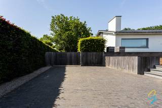 <p>Voor een bezoek bel: 054 67 00 60 of mail saimen@cornelis-goeman.be <br />Deze charmante vrijstaande woning geniet van een uitstekende ligging op een ruim hoekperceel, omgeven door groen en met een vlotte bereikbaarheid naar omliggende gemeenten en het centrum van Oudenaarde.</p>
<p>De woning biedt een aangename combinatie van ruimte, comfort en privacy. Dankzij de open bebouwing geniet u van veel natuurlijk licht en een vrij uitzicht rondom. De verzorgde voortuin, ruime oprit en de volledig omheinde tuin creëren een aangename woonomgeving waar rust centraal staat.</p>
<p>Binnen beschikt de woning over: een ruime hal die toegang geeft tot de riante woonkamer/eetkamer en open keuken, een afzonderlijke bureauruimte, een gastentoilet, berging en 4 ruime slaapkamers. Via een uitschuifbare trap bereiken we de zolder die dienst doet al opbergruimte/stockageruimte. <br />De woning is volledig onderkelderd en doet dienst als opbergruimte alsook inpandige parking voor de wagens.<br /><br />De grote raampartijen zorgen voor een mooie verbinding tussen binnen en buiten. Daarnaast biedt het perceel tal van mogelijkheden voor tuinliefhebbers, gezinnen of wie op zoek is naar extra buitenruimte.</p>
<h3>Troeven:</h3>
<p>✔ Vrijstaande woning op een ruim perceel<br />✔ Groene en rustige omgeving<br />✔ EPC C<br />✔ Conforme elektrische keuring<br />✔ Ruime oprit en parkeermogelijkheden<br />✔ 10.000L regenwater<br />✔ Volledige onderkeldering<br />✔ Extra magazijn/stockageplaats onder het terras</p>
<p>Bent u op zoek naar een woning waar rust, ruimte en comfort samenkomen? Dan is deze eigendom absoluut een bezoek waard.</p>