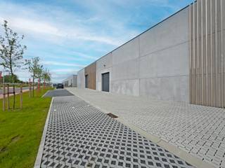 Dit is de allerlaatste KMO Unit van 276m² Die te koop staat in het prestigieuze PARK RIVA-project, bestaande uit 4 fasen. <br /><br />Deze unieke architecturale parel bevindt zich op een uitstekende commerciële locatie in de nabijheid van het bruisende centrum van Dentergem. Dankzij de veelzijdige indeling is deze ruimte ideaal geschikt voor opslag, productie en diverse commerciële activiteiten.<br /><br />De casco loods is voorzien van een automatische sectionale poort (4 m breed x 4,2 m hoog), een lichtstraat, een hoogwaardige polybetonvloer en uitstekende natuurlijke verlichting. Met een vrije hoogte van ongeveer 6 meter biedt de unit veel mogelijkheden. Bovendien zijn er 2 privéparkeerplaatsen inbegrepen.<br /><br />Heeft u behoefte aan meer informatie of wilt u graag een bezichtiging plannen? Twijfel dan niet en neem contact op met Henry Van Tornhout - KMO Vastgoed: +32 474 13 37 93 of stuur een e-mail naar henry@kmovastgoed.be.