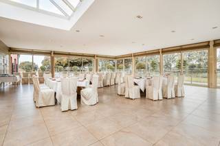 Een volledig vergunde en instapklare horeca-exploitatie gelegen op een uitgestrekt domein van 6.5 hectare in agrarisch gebied te Oedelem. De...