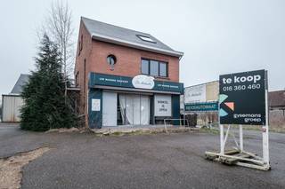 Voormalige bakkerij met gerenoveerde woonst te koop nabij het centrum van Veerle-Laakdal. Het handelspand bestaat uit een winkel en een...