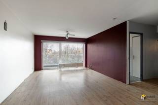 <p><span> </span></p><p><span>Op de grens van Borgerhout en Deurne, tegenover het Rivierenhof, bevindt zich dit goed onderhouden gebouw met op de tweede verdieping dit appartement met 2 slaapkamers. Op deze locatie profiteer je van een vlotte verbinding met het openbaar vervoer, het velo-deelsysteem en de auto. </span></p><p><span> </span></p><p><span>Het gebouw is goed onderhouden en beschikt over een geïsoleerd dak. De vaste kosten bedragen ca. €250/maand (all-in). Het appartement zelf is hier en daar op te frissen, maar dankzij de logische indeling, dubbele beglazing en gunstige EPC-score B vormt het de ideale basis om volledig naar jouw smaak af te werken.</span></p><p><span> </span></p><p><span>Je komt binnen in de open inkomhal met ingemaakte vestiairekast. De leefruimte (32 m²) baadt in natuurlijk licht en geeft rechtstreeks toegang tot het zuid-west-georiënteerde terras van maar liefst 20 m² – een absolute troef. Ook de keuken (9 m²) met basisuitrusting én de twee slaapkamers (11 m² en 15 m²) openen op dit ruime terras. De badkamer (4 m²) is uitgerust met een lavabo en inloopdouche; de wc is apart.</span></p><p><span> </span></p><p><span>Ben je op zoek naar een betaalbaar appartement om volledig naar eigen smaak in te richten of zoek je een interessante investering? Mis deze kans niet!</span></p><p><span>Bewoonbare opp. 82 m² ref.: bruto vloeropp. EPC. Voor meer info of een gratis schatting surf naar www.hansimmo.be</span></p><p><span> </span></p>