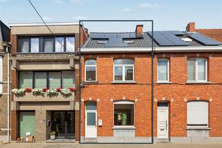 <p><span><strong>Grondig gerenoveerde gezinswoning met 3 volwaardige slaapkamers, warmtepomp, zonnepanelen, tuinkamer en stadstuin.</strong></span></p><p><span>Welkom in deze <strong>knusse maar verrassend ruime gezinswoning</strong>, gelegen in het hart van <strong>Sint-Gillis, nabij Dendermonde</strong>. Achter de charmante gevel schuilt een woning die grondig werd gerenoveerd en waarbij <strong>wooncomfort, energiezuinigheid en een warme uitstraling</strong> mooi met elkaar werden gecombineerd.</span></p><p><span>De ligging is bijzonder praktisch. U woont vlak bij Dendermonde, met een <strong>vlotte verbinding richting Brussel, Gent en Antwerpen</strong>. Openbaar vervoer, scholen, winkels en andere dagelijkse voorzieningen bevinden zich eveneens op korte afstand. De woning is daarenboven gelegen in de onmiddellijke nabijheid van een groene long omzoomd met parkeergelegenheid.</span></p><p><span>Bij het binnenkomen valt meteen op hoeveel <strong>licht en ruimte</strong> deze woning te bieden heeft. De woonkamer werd ingericht als een warme en uitnodigende leefruimte. De combinatie van natuurlijke materialen, zachte tinten en stijlvolle accenten zorgt voor een interieur waarin u zich meteen thuis voelt.</span></p><p><span>Aansluitend bevindt zich de <strong>volledig ingerichte hightech keuken met eilandopstelling</strong>. Een hoogkwalitatieve keuken waar koken en gezellig samenzijn centraal staan. De praktische berging en technische ruimte sluiten hier rechtstreeks op aan en zorgen ervoor dat ook aan het dagelijkse comfort werd gedacht.</span></p><p><span>Vanuit de keuken loopt u verder naar de aangename <strong>tuinkamer</strong>: een extra leefruimte waar binnen en buiten mooi in elkaar overvloeien. Een heerlijke plek voor een rustig ontbijt, een aperitief of om gewoon even te genieten van de ontspannen lounge-sfeer.</span></p><p><span>Ook de badkamer sluit perfect aan bij de rest van de woning. <strong>De strakke, hedendaagse afwerking</strong>, in combinatie met warm hout en messing kraanwerk creëren hier een comfortabele en rustgevende omgeving.</span></p><p><span>Op de eerste verdieping bevinden zich <strong>twee volwaardige slaapkamers</strong>. De tweede verdieping werd volledig voorbehouden voor de <strong>royale master bedroom</strong>. Dankzij deze indeling beschikt ieder gezinslid over zijn eigen ruimte en privacy.</span></p><p><span>Achteraan vindt u een <strong>onderhoudsvriendelijke stadstuin</strong>, volledig verhard en daardoor bijzonder praktisch in gebruik. Naast een gezellige buitenruimte biedt deze plaats ook mogelijkheden voor extra berging en het veilig stallen van fietsen, een bromfiets of motor. De tuin is bovendien <strong>vlot toegankelijk langs een verhard pad achteraan</strong>.</span></p><p><span>Ook op energetisch vlak werd grondig geïnvesteerd. De woning beschikt over een <strong>warmtepomp voor zowel verwarming als koeling</strong>, gecombineerd met <strong>zonnepanelen</strong>. Zo geniet u het hele jaar door van een aangenaam binnenklimaat met bijzondere aandacht voor energiezuinig wonen en een beperkte ecologische voetafdruk.</span></p><p><span>De woning wordt <strong>volledig geschilderd en instapklaar</strong> aangeboden. De nodige attesten zijn aanwezig en de installaties zijn conform. Geen renovatiestress of grote werken meer: meubels plaatsen, dozen uitpakken en uw nieuwe thuis kan beginnen.</span></p><p><span>De woning wordt op de markt gebracht met een <strong>instelprijs van € 399.000</strong>. </span></p><p><span>Ook fiscaal kan deze woning bijzonder interessant zijn: wie aan de wettelijke voorwaarden voldoet en de woning aankoopt als enige en eigen woning, kan in Vlaanderen in aanmerking komen voor het <strong>verlaagde verkooprecht van 2%</strong>.</span></p><p><span>Dit maakt de combinatie van een grondig gerenoveerde, energiezuinige en volledig instapklare woning des te aantrekkelijker.</span></p><p><span><strong>Een warme gezinswoning die veel meer ruimte biedt dan u op het eerste gezicht zou verwachten – volledig gerenoveerd, energiezuinig én klaar voor haar nieuwe bewoners.</strong></span></p><p><span>Wij ontvangen u graag en laten u ter plaatse ervaren waarom deze woning zoveel meer is dan alleen vier muren: <strong>dit is een plek om thuis te komen.</strong></span></p><p><span>Kom de sfeer zelf ontdekken<strong> </strong>| <strong>enkel op afspraak</strong> </span></p><p><span>Contacteer ons voor meer</span><i><span><strong> informatie en bezoek</strong></span></i><span> , T. 078 482000 <strong>| </strong>info@rented.be <strong>|</strong> 0475 648870</span></p><p><br /> </p>