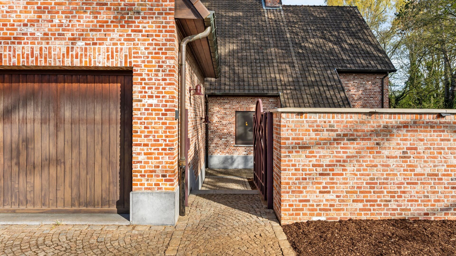 Exclusief en karaktervol landhuis met uitzonderlijke woonbeleving op een terrein van 8070m² in Heusden-Zolder. - foto 4