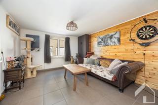 <h2><span>Ruime gezinswoning met 3 à 4 slaapkamers en tuin met achteringang in hartje Broechem</span></h2><p><span>In het centrum van Broechem bevindt zich deze gezinswoning, waar comfort, een praktische indeling en een uitstekende ligging perfect samenkomen. Dankzij de centrale locatie bevinden winkels, scholen, openbaar vervoer en horecazaken zich op wandelafstand. Bovendien geniet u van een vlotte verbinding naar de E313 en omliggende gemeenten, waardoor deze woning ideaal is voor zowel gezinnen als pendelaars.</span></p><p><span>Via de aparte inkomhal met gastentoilet betreedt u de woning. De ruime en lichtrijke leefruimte vormt het hart van de woning en sluit naadloos aan op de open keuken. Deze open indeling zorgt voor een aangenaam ruimtegevoel en maakt het geheel bijzonder geschikt voor gezellige momenten met familie en vrienden.</span></p><p><span>Aansluitend bevindt zich een praktische berging/wasplaats met voldoende ruimte voor wasmachine, droogkast en extra stockage. Verder beschikt de woning op het gelijkvloers nog over een extra kamer die volledig naar eigen wens kan worden ingericht als logeerkamer, bureau, dressing, speelkamer of gezellige mancave.</span></p><p><span>De badkamer is uitgerust met zowel een ligbad als een inloopdouche, een wastafel en een tweede toilet, waardoor ze alle comfort biedt voor het hele gezin.</span></p><p><span>Op de eerste verdieping bevinden zich drie slaapkamers. Daarnaast beschikt de woning over een afgewerkte zolderverdieping die perfect dienst kan doen als bureau, hobbyruimte of extra slaapkamer.</span></p><p><span>Vanuit de leefruimte bereikt u de aangename en lichtrijke tuin. Dankzij de achteringang die uitgeeft op een servitudeweg geniet u van een bijzonder praktische toegang, ideaal voor fietsen, vuilniscontainers of tuinmateriaal.</span></p><p><span>Verder beschikt de woning over een praktische kelder, ideaal als voorraad- of bergruimte.</span></p><p><span>Ook technisch biedt deze woning heel wat troeven. De centrale verwarming gebeurt via radiatoren op gas, aangestuurd door een recente condensatieketel uit 2023. Daarnaast behaalt de woning een EPC-score D, waardoor er geen renovatieverplichting van toepassing is.</span></p><p><span>Een ruime en instapklare gezinswoning op een centrale locatie, waar ruimte, comfort en een praktische indeling hand in hand gaan. Een ideale opportuniteit voor wie op zoek is naar een woning met veel mogelijkheden in het hart van Broechem.</span></p><p><span> </span></p><p><span>Plan je graag een bezoek? 0492/39.16.32 (Jelle) |  info@immomk.be - ook voor een correcte waardebepaling kan u bij ons terecht.</span><span> </span></p><p><span> </span></p>