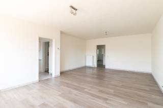 Dit appartement is gelegen in de Pasteurlaan nabij het centrum van Schoten. We betreden het appartement via de centrale inkomhal. Onmiddellijk...