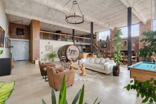 www.doorniksesteenweg151loft211.beDeze extreem ruime loft met maar liefst 267m² bewoonbare oppervlakte geniet van 5m hoge ramen die de volledige ruimte omarmen in natuurlijk licht. Afgewerkt met duurzame materialen van topkwaliteit zoals een vloer in natuursteen: DESERTSTONE, Eiken vloer met volle kern, een balustrade in ambachtelijke smeedwerk. Dit gecombineerde met authentieke elementen die gereïntegreerd werden vanuit de oorspronkelijke spinnerij. De loft verwelkomt u met impressionante inkomhal met hoge ingemaakte kasten met doorgang naar een zeer ruime leefruimte met prachtige lichtinval en een open inrichting. Een royale zithoek met 4K Homecinema, een biljart ruimte, aparte bar met onbijthoek, eetplaats voor 12 personen, een volledig ingerichte, open keuken. Vanuit de leefruimte is er zicht en toegang via het grote schuifraam naar het terras van 42m², waar je gezellig kan vertoeven in alle stilte en privacy. De badkamer verwelkomt je in een relaxerende sfeer. Uitgerust met een luxe 2-persoonbubbelbad, dubbele open douches, dubbele wastafel, een toilet, een infrarood sauna en als kers op de taart een authentieke, eiken wijnton die werd omgebouwd naar een Finse Sauna. De ultieme badkamer die zorgt voor perfecte ontspanning. Aan de keuken, paalt ook nog handige, technische berging en een apart toilet met wastafel en urinoir. Op de mezzanine verdieping, toegankelijk via de authentieke trap uit de spinnerij, bevinden zich 2 slaapruimtes en een open bureaugedeelte. Afgewerkt met ambachtelijk smeedijzeren balustrade en ingebouwde eiken kleerkasten. Voorzien van vloerverwarming op gas, een conforme elektriciteit en zonnewering/-gordijnen aan alle ramen is deze loft volledig instapklaar! Er bestaat een mogelijkheid om een ondergrondse garage voor 4 wagens met groot atelier bij te kopen voor €66.000. Deze unieke leefomgeving van de GROOTTE FABRIEKE biedt tal van faciliteiten voor haar bewoners. Zo zijn er meerdere gemeenschappelijke tuinzones, een lounge area met petanque en barbeque mogelijkheden en een museumcafé waar privé evenementen kunnen doorgaan. Er staan nog verschillende projecten op punt om uitgevoerd te worden zoals een polyvalente zaal en een groene binnentuin aan de West-zijde. Meer info of een bezoek? Contacteer Stein via 0468 41 38 48 of stein@immovercoutere.be