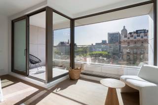 Deze prachtige residentie werd recent totaal gestript en hoogwaardig gerenoveerd, waardoor u geniet van alle voordelen van een nieuwbouwproject, gecombineerd met een absolute topligging in het stadscentrum. Dankzij de doorgedreven renovatie voldoet het gebouw aan de hedendaagse normen op vlak van comfort, duurzaamheid en energieverbruik, wat resulteert in een bijzonder energiezuinige woonervaring.<br /><br />Gelegen op de 3e verdieping wordt u meteen gecharmeerd door de overvloedige natuurlijke lichtinval en het adembenemende zicht op het iconische Operagebouw. De ruime leefruimte met grote raampartijen vormt het kloppende hart van het appartement en loopt naadloos over in de stijlvolle open keuken met centraal eiland en kwalitatieve inbouwtoestellen. Een plek waar koken, ontspannen en genieten perfect samenkomen.<br /><br />Vanuit de leefruimte stapt u rechtstreeks het terras op, waar u dagelijks kunt genieten van een uniek uitzicht over de stad.<br /><br />Achteraan bevindt zich de royale master bedroom met praktische dressing en een luxueuze ensuite badkamer voorzien van zowel een ligbad als een ruime inloopdouche. Via de slaapkamer bereikt u een tweede, rustig gelegen terras waar u volledig tot rust komt. Ook de tweede slaapkamer heeft toegang tot dit terras en wordt aangevuld met een tweede moderne badkamer met inloopdouche.<br /><br />Een handige berging met aansluitingen voor wasmachine en droogkast.<br /><br />Prijs vanaf € 669.000 voor een appartement op de 1e verdieping.<br /><br />Contacteer LISTED +32 3 283 51 51.