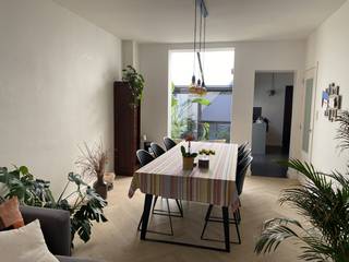 Gezellige instapklare woning in hartje Brasschaat
Op een gegeerde locatie in het centrum van Brasschaat bevindt zich deze charmante, volledig gerenoveerde rijwoning met een bewoonbare oppervlakte van 128 m² op een perceel van 85 m². Dankzij de centrale ligging geniet u van een uitstekende bereikbaarheid en bevindt u zich vlakbij scholen, het prachtige Park van Brasschaat, winkels, gezellige restaurants en de levendige Bredabaan.
Een ideale thuis voor gezinnen, koppels of starters die op zoek zijn naar zorgeloos wonen op een toplocatie.
Bij binnenkomst wordt u verwelkomd in een verzorgde inkomhal met gastentoilet. De lichtrijke woonkamer, eetkamer en veranda vormen samen een aangename leefruimte waar comfort en gezelligheid centraal staan. De recent geplaatste visgraatvloer geeft het geheel een warme en stijlvolle uitstraling. Vanuit de leefruimte heeft u toegang tot de volledig ingerichte keuken, de praktische bijkeuken met extra bergzolder.
Zowel via de veranda met schuifdeur als via de bijkeuken bereikt u het gezellige terras, waar u vanaf de middag volop van de zon geniet. Een heerlijke plek om te ontspannen, gezellig te tafelen of te genieten van lange zomeravonden.
Op de eerste verdieping bevindt zich een ruime slaapkamer van 17 m² en een smaakvol gerenoveerde badkamer (Van Marcke), uitgerust met een dubbele lavabo, een ligbad en een comfortabele inloopdouche. De tweede verdieping biedt plaats aan twee extra slaapkamers van respectievelijk 12 m² en 10 m².
Een bijkomende troef is de handige zij-ingang, ideaal voor het stallen van fietsen en het plaatsen van afvalcontainers.
Energiezuinig wonen :
Ook op energetisch vlak scoort deze woning uitstekend. Met een EPC-score van 299 kWh/m²/jaar (label C) geniet u van een comfortabele en energiezuinige woonomgeving. Verder beschikt de woning over een condenserende gasketel, hoogrendementsbeglazing en automatische rolluiken.