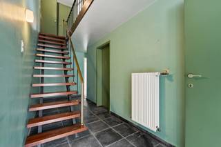 <p><span>+++ Pamelsestraat 54, Liedekerke +++<br /><br /></span><span></span><span>Deze <strong>charmante</strong> <strong>2-gevelwoning</strong> geniet van een <strong>uitstekende ligging</strong> in het centrum van Liedekerke, op wandelafstand van winkels, scholen en openbaar vervoer.</span><span> Gebouwd in de jaren ’60, combineert deze woning de charme van haar bouwperiode met een eigentijdse uitstraling en modernere accenten. </span><span>Op het gelijkvloers bevinden zich een inkomhal, een berging, een slaapkamer en een <strong>ruime garage</strong>. Via de berging is er rechtstreeks toegang tot de tuin. Op de eerste verdieping vinden we een <strong>ruime leefruimte</strong> met semi-open keuken, een tweede slaapkamer en een badkamer met ligbad. Vanuit de leefruimte is er toegang tot een <strong>ruim terras</strong>, vanwaar een trap naar de tuin leidt. </span><span>De woning is </span><strong><span>op te frissen</span></strong><span>, maar biedt dankzij de indeling en de centrale ligging heel wat mogelijkheden om er een aangename thuis van te maken. Bovendien heeft de woning een </span><strong><span>EPC-label D</span></strong><span>, waardoor er </span><strong><span>geen renovatieplicht</span></strong><span> van toepassing is. </span><span>Interesse? Neem contact met ons op via </span><strong><span>0478/05 90 69</span></strong><span> of </span><strong><span>info@immoteam.be</span></strong><span>.</span></p>
<p></p>