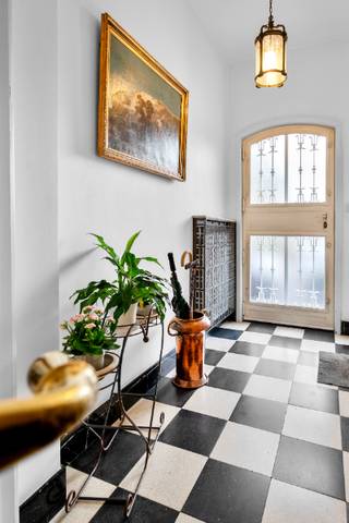 Achter deze charmante gevel schuilt een burgerwoning die een combinatie biedt van authenticiteit en ruimte . De woning bevindt zich aan een leuk...