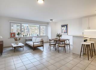 Lichtrijk en goed onderhouden 2-slaapkamer appartement met terras te huur in het centrum van Middelkerke, in de residentie "T Pleintje". U...
