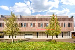 Dit ruim en rustig gelegen duplexappartement in Wilsele, net buiten Leuven, biedt een ideale combinatie van comfort, ruimte en bereikbaarheid. Met een bewoonbare oppervlakte van 135 m² woon je hier vlak bij winkels, scholen en belangrijke invalswegen en de op- en afrit van de E314, terwijl je tegelijk geniet van rust en een open, groen uitzicht dankzij de grote schuiframen in de leefruimte.<br /><br />Op de eerste verdieping kom je binnen in een aangename inkomhal met afzonderlijk gastentoilet en een open bureauruimte (vide) - perfect voor thuiswerk. Verder vind je hier drie slaapkamers, een koele berging, een ruime badkamer met inloopdouche, lavabomeubel en toilet, een wasberging en extra opbergruimte onder de trap.<br /><br />De bovenverdieping vormt het echte leefgedeelte van het appartement, met een volledig geïnstalleerde open keuken en een lichtrijke leefruimte met gezellige gashaard. Van hieruit heb je toegang tot het zuidgericht terras van ca. 20 m², waar je in alle rust kan genieten van zon en privacy en die voorzien is van een zonnewering.<br /><br />Ook op vlak van comfort en energie zit je hier goed, met onder andere vloerverwarming, zes privatieve zonnepanelen, een privatieve kelder,  een regenwaterrecuperatie (aangesloten op de toiletten), een ventilatiesysteem en een gemeenschappelijke waterontharder. Voor eigenaren (bewoners) en bezoekers is er parking voorzien. Daarnaast is er de mogelijkheid tot het huren of aankopen van een autostaanplaats in de ondergrondse parking. Het gebouw beschikt bovendien over een gemeenschappelijke fietsenstalling en afvalruimte.<br /><br />Ben je bijgevolg op zoek naar een modern en instapklaar duplexappartement op een super locatie? Dan is dit een absolute aanrader! Voor een bezoek of extra informatie kan u rechtstreeks contact opnemen met Jan Schrijvers  via 0495 18 95 81 of janschrijvers@immojanstas.be.<br /><br />Bijkomende info (EPC, bodemattest, elektriciteitsattest, enz...) kan U hier downloaden ↓