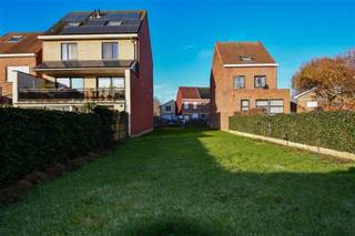 Bouwgrond van 2 are 99 met vergunning en Zuid-Oost oriëntatie te koop nabij het centrum van Wolvertem. Het perceel is gelegen in een rustige straat, maar toch dicht bij het centrum. Het betreft een bouwgrond voor oprichting van een gesloten bebouwing. Er is reeds een vergunning aanwezig voor een woning met inpandige garage, ruime leefruimte, 5 kamers (29m², 31m², 30,35m², 14,6m² en 14,3m²) waarvan 2 met dressing en 2 badkamers. Meer informatie of ontvangt u graag de vergunning en plannen? Contacteer ons via info@structura of 02/460 80 46.