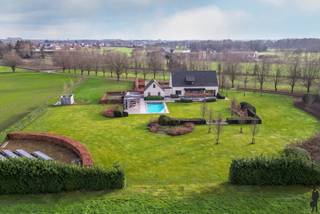 Exclusieve moderne villa met 1,5 ha perceel, poolhouse & landelijke privacyVrijstaand wonen op z’n best: deze recent (2020) gerealiseerde villa is...
