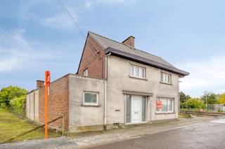 Te renoveren woning met mooie tuin te Asper. INDELINGDe woning omvat op het gelijkvloers een living, keuken, eetkamer, badkamer en veranda.Op de...