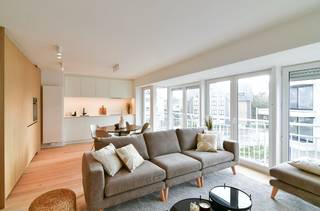 COMPLÈTEMENT RÉNOVÉ, APPARTEMENT LUMINEUX DE DEUX CHAMBRES (ORIENTÉ SUD-OUEST) À 75 MÈTRES DE LA PLAGE DE LA PANNE - INCLUANT UNE GRANDE...